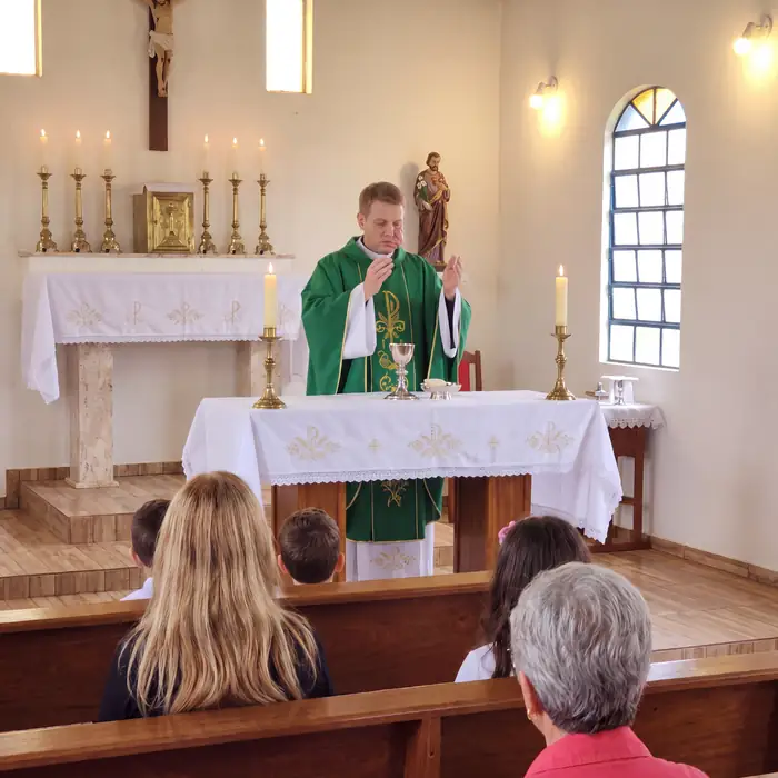 Padre Junior celebrando a missa